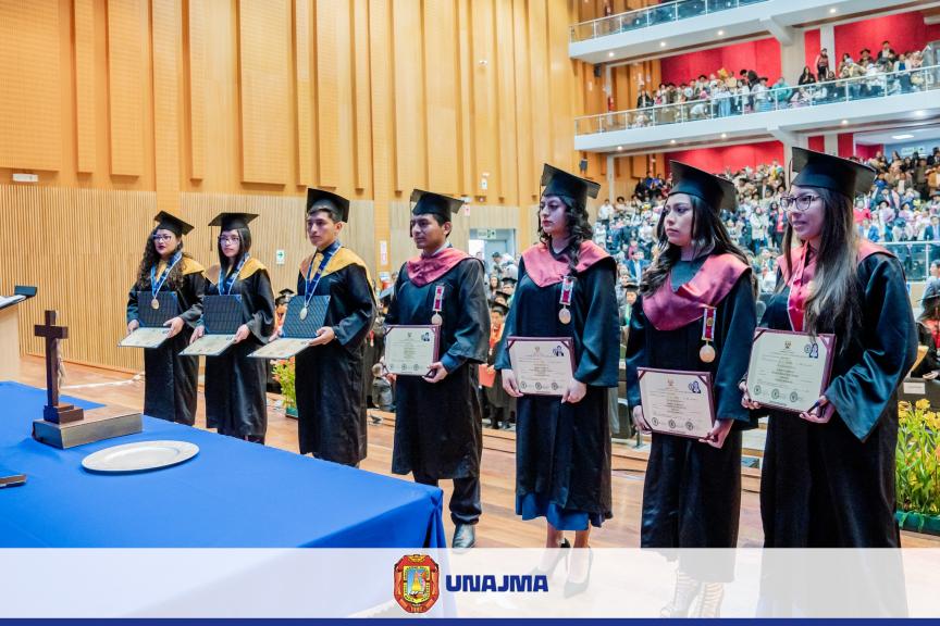 SE DESARROLLA EMOTIVA CEREMONIA DE GRADUACIÓN EN LA UNAJMA