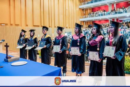 SE DESARROLLA EMOTIVA CEREMONIA DE GRADUACIÓN EN LA UNAJMA